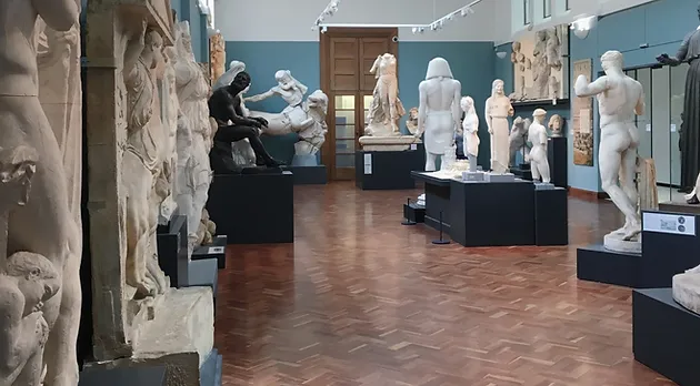 A room filled with white colours statues of different styles: An almost universally white display in the Ashmolean Museum’s Cast Gallery.